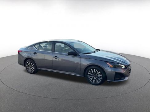 Used 2026 Nissan Altima 2.5 SV FWD image 2