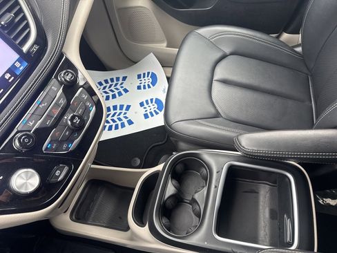 Used 2024 Chrysler Pacifica Select image 34