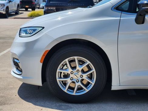 Used 2024 Chrysler Pacifica Touring-L FWD image 9