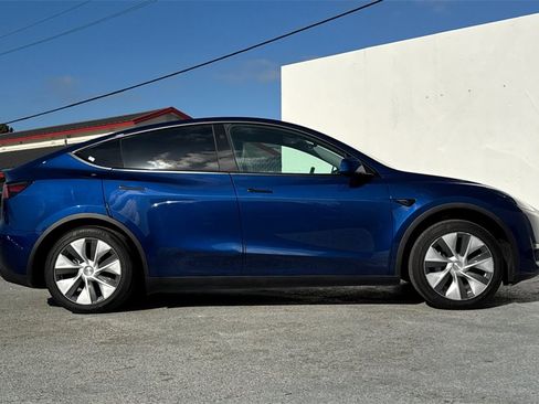 Used 2024 Tesla Model Y 2WD image 3