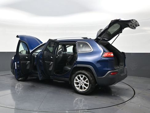 Used 2018 Jeep Cherokee Latitude Plus w/ Cold Weather Group image 30