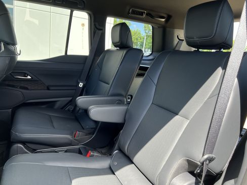Used 2025 Lexus GX 550 w/ Accessory Package (2T) AWD/4WD image 32
