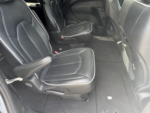 Used 2025 Chrysler Pacifica Limited FWD image 19