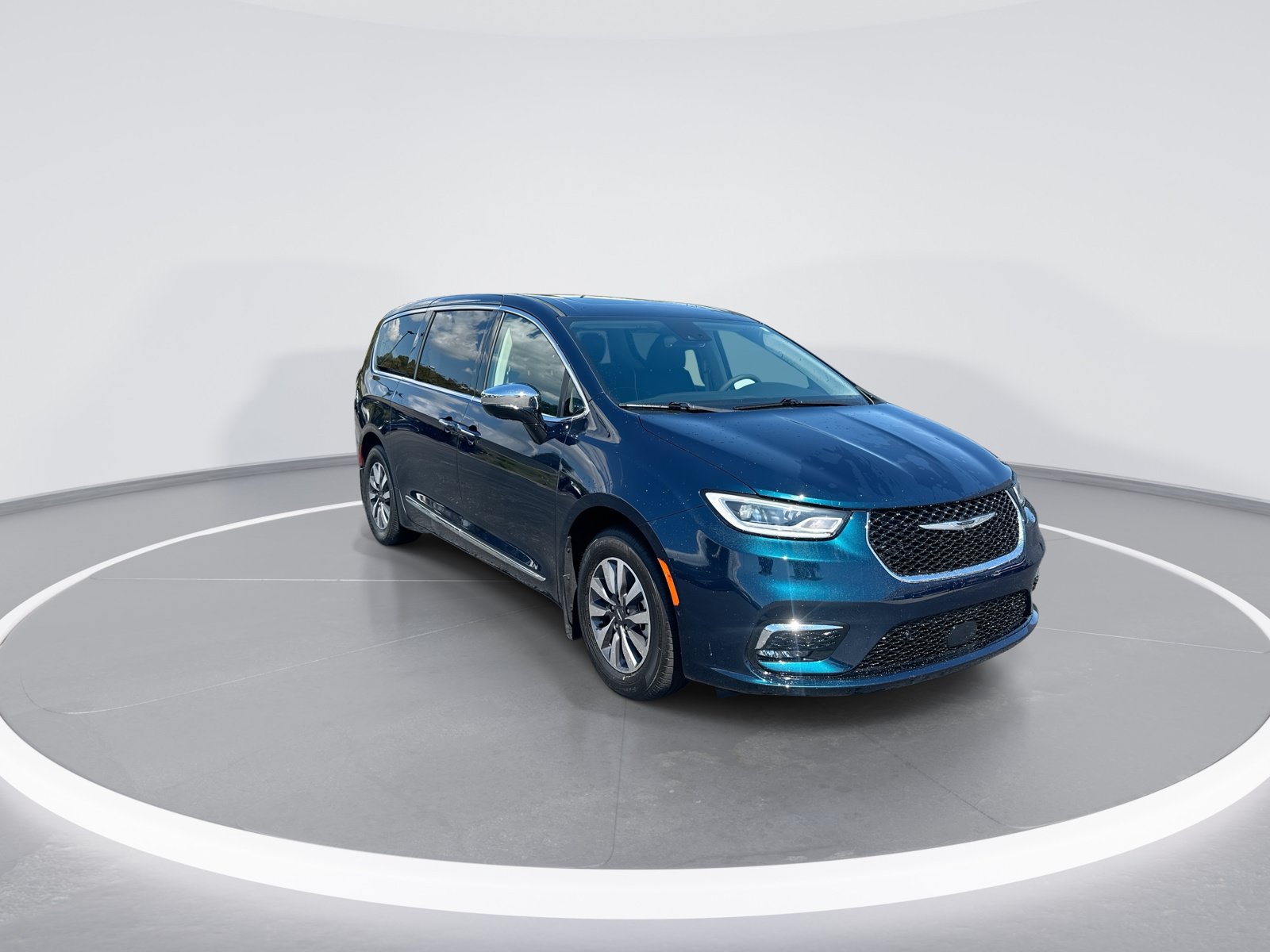 Used 2023 Chrysler Pacifica Limited FWD image 2