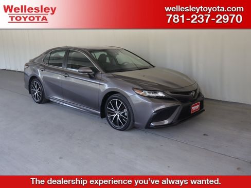 Used 2023 Toyota Camry SE w/ Cold Weather Package AWD/4WD image 1