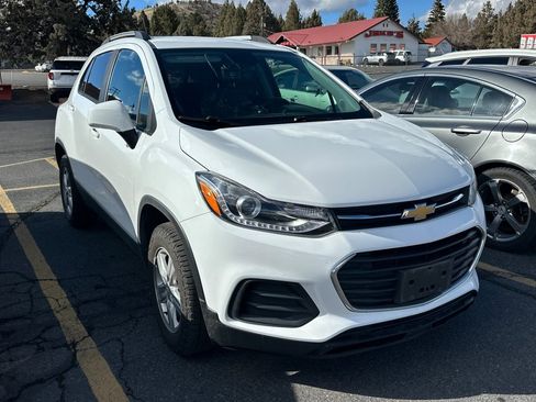 Used 2022 Chevrolet Trax LT w/ LT Convenience Package image 2