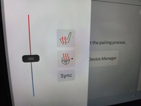 Used 2025 Chrysler Pacifica Select image 13