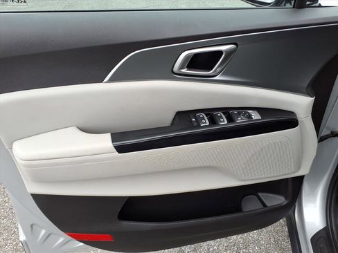 Used 2023 Kia Carnival LX image 16