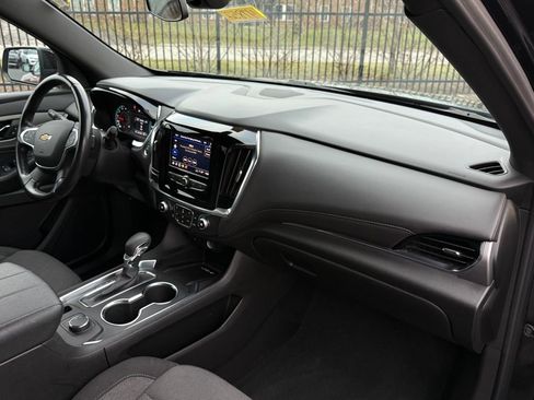 Used 2022 Chevrolet Traverse LT image 11