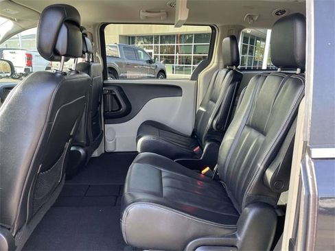 Used 2014 Chrysler Town & Country Touring image 10