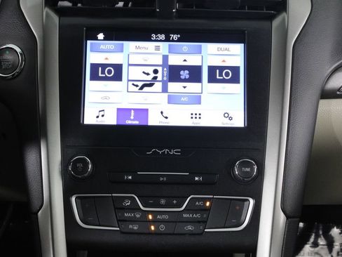 Used 2019 Ford Fusion SE image 7