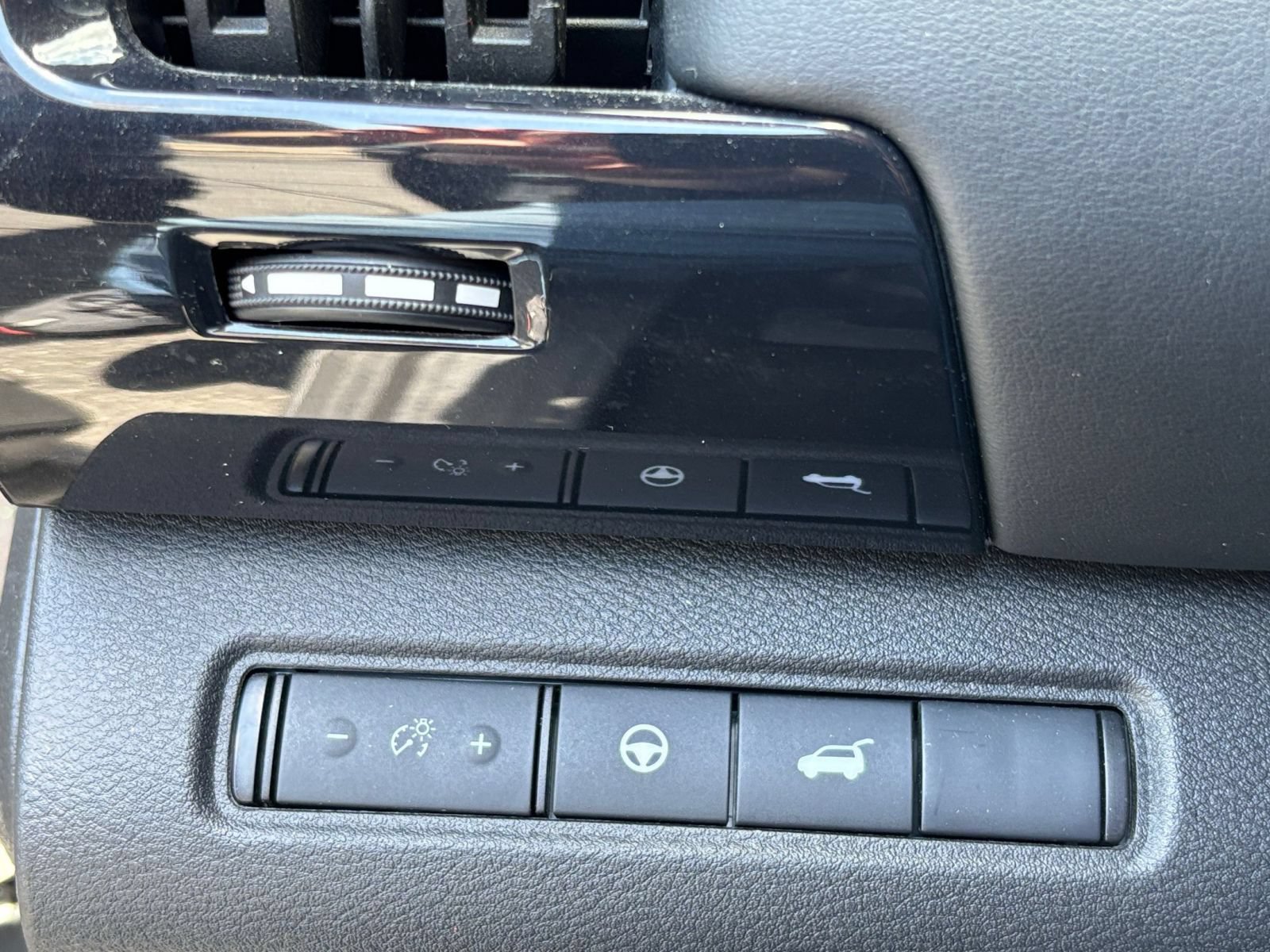 Used 2025 Nissan Pathfinder SV AWD/4WD image 22