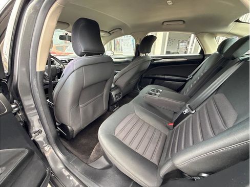 Used 2018 Ford Fusion SE w/ Fusion SE Technology Package FWD image 12