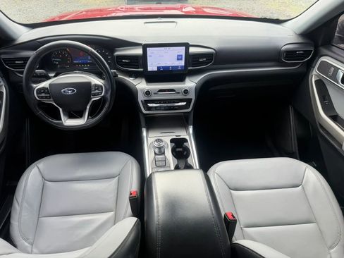 Used 2021 Ford Explorer XLT w/ Equipment Group 202A AWD/4WD image 32