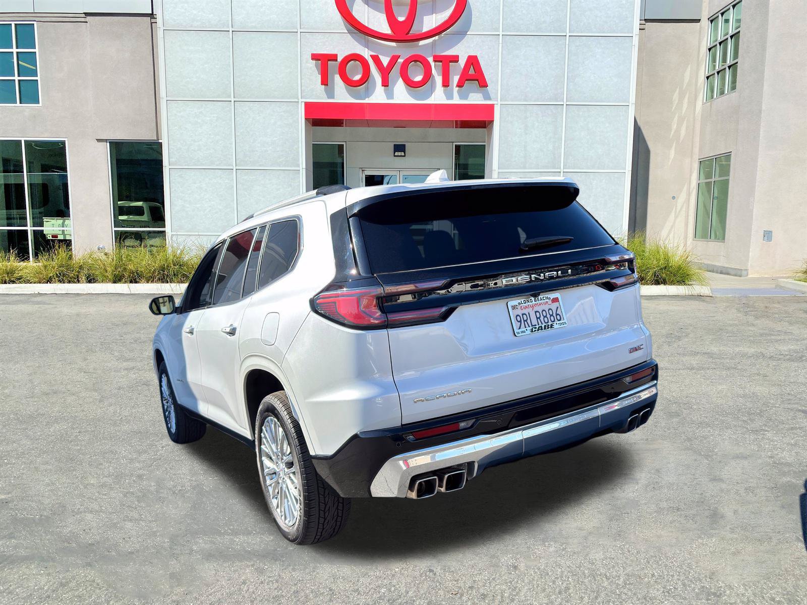 Used 2024 GMC Acadia Denali FWD image 4