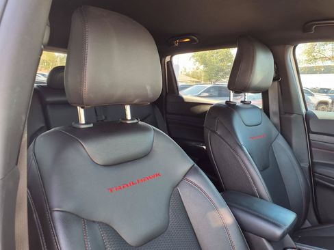 Used 2025 Jeep Compass Trailhawk w/ Trailhawk Convenience Group AWD/4WD image 12