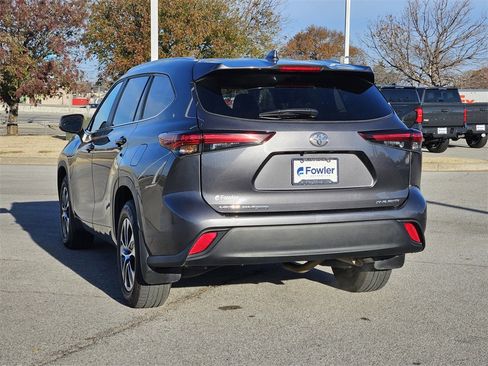 Used 2024 Toyota Highlander XLE image 4