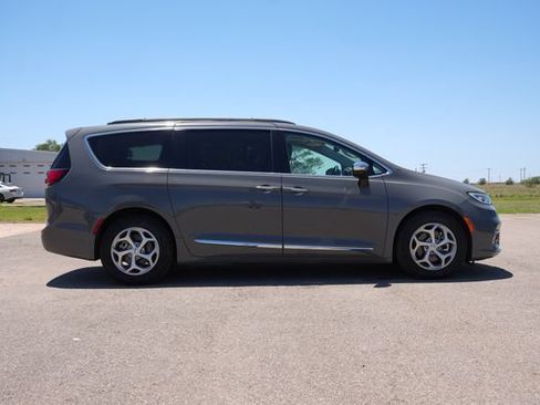 Used 2023 Chrysler Pacifica Limited FWD image 2