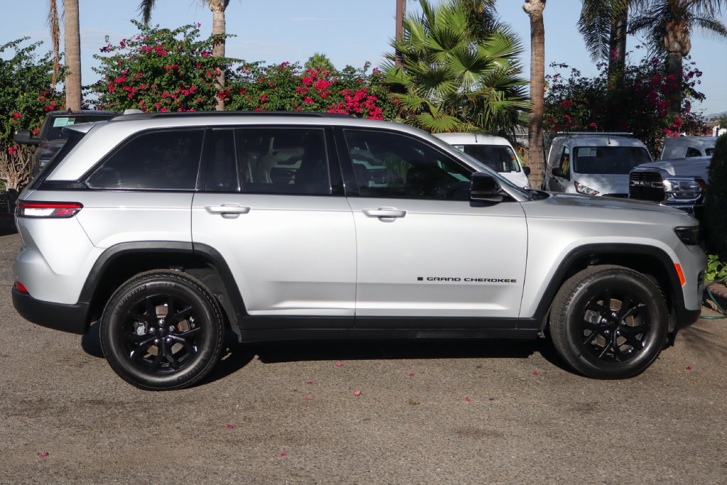 Used 2024 Jeep Grand Cherokee Altitude RWD image 8