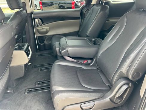 Used 2026 Kia Carnival FWD image 16