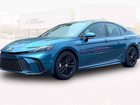 Used 2025 Toyota Camry SE FWD image 1