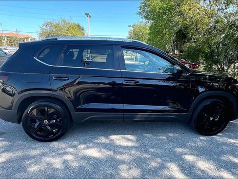 Certified 2025 Volkswagen Taos SE w/ Panoramic Sunroof Package image 4