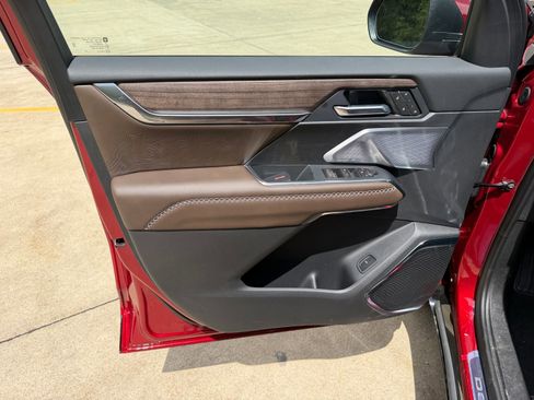New 2026 GMC Acadia Denali Ultimate w/ LPO, Floor Liner Package AWD/4WD image 9