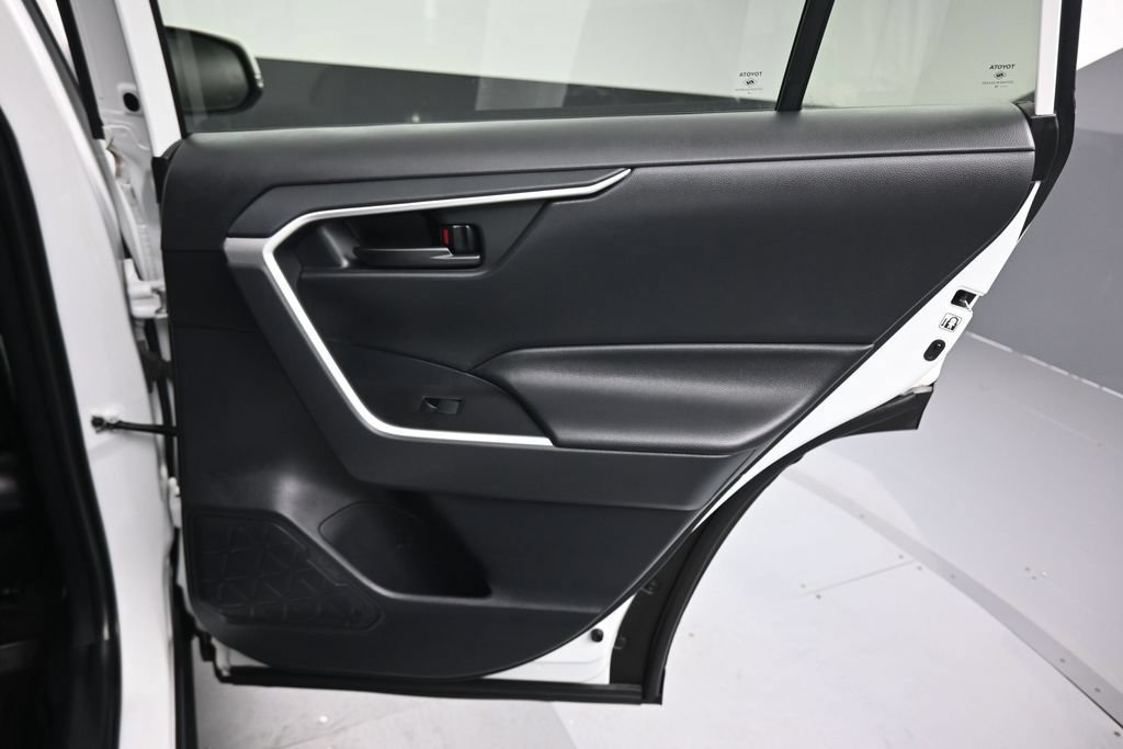 Used 2019 Toyota RAV4 LE FWD image 32