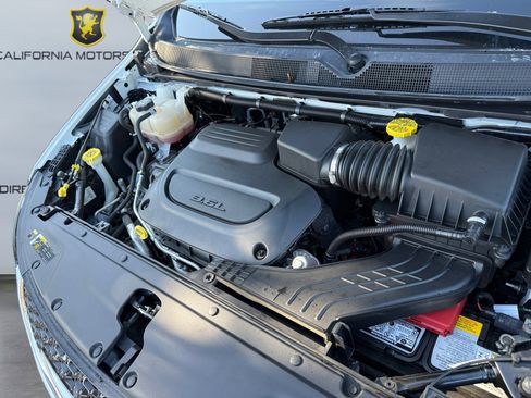 Used 2023 Chrysler Pacifica Touring-L image 14