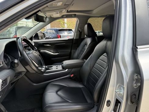 Used 2024 Toyota Highlander XLE FWD image 29