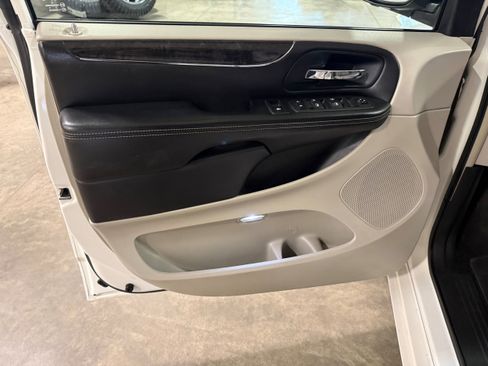 Used 2013 Chrysler Town & Country Touring-L w/ Driver Convenience Group image 37