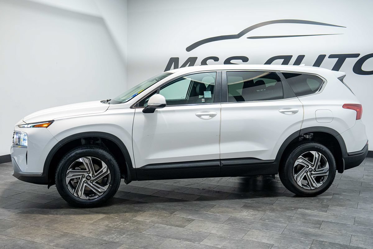 Used 2023 Hyundai Santa Fe SE w/ Cargo Package AWD/4WD image 3