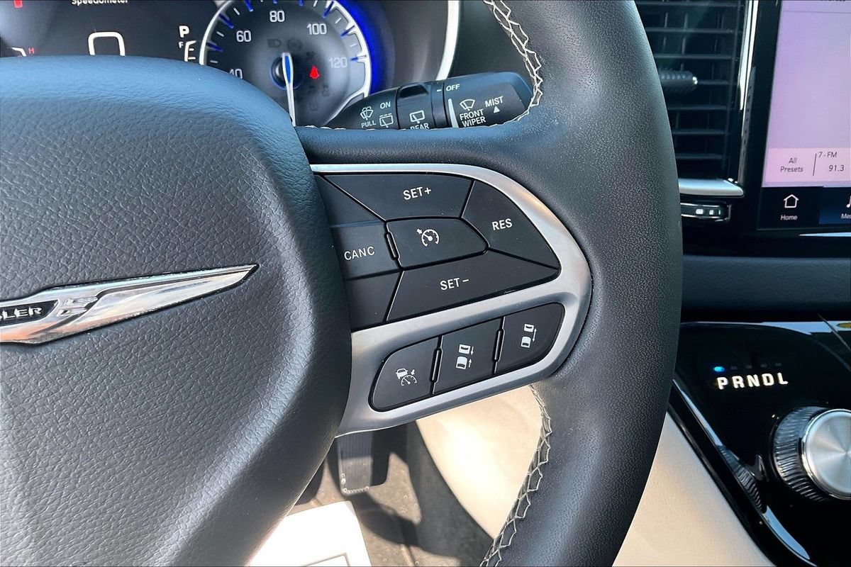 Used 2023 Chrysler Pacifica Touring-L FWD image 12