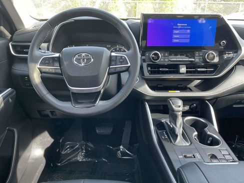 Used 2024 Toyota Highlander XLE FWD image 19