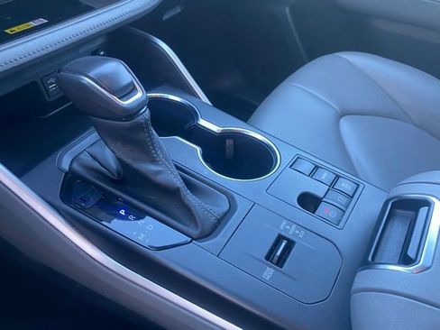 Used 2023 Toyota Highlander XLE image 23