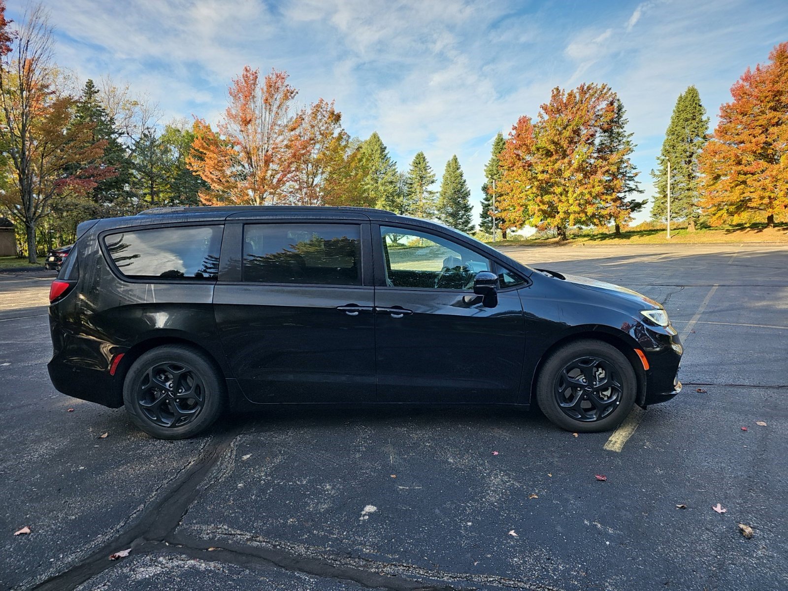 Used 2024 Chrysler Pacifica Premium FWD image 7
