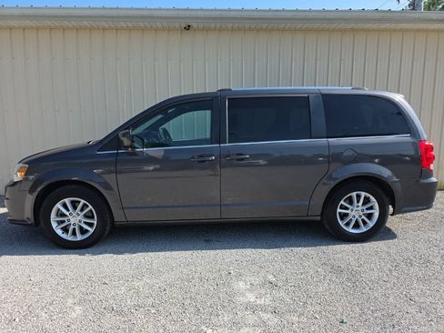 Used 2018 Dodge Grand Caravan SXT w/ Rear Park Assist Package FWD image 9