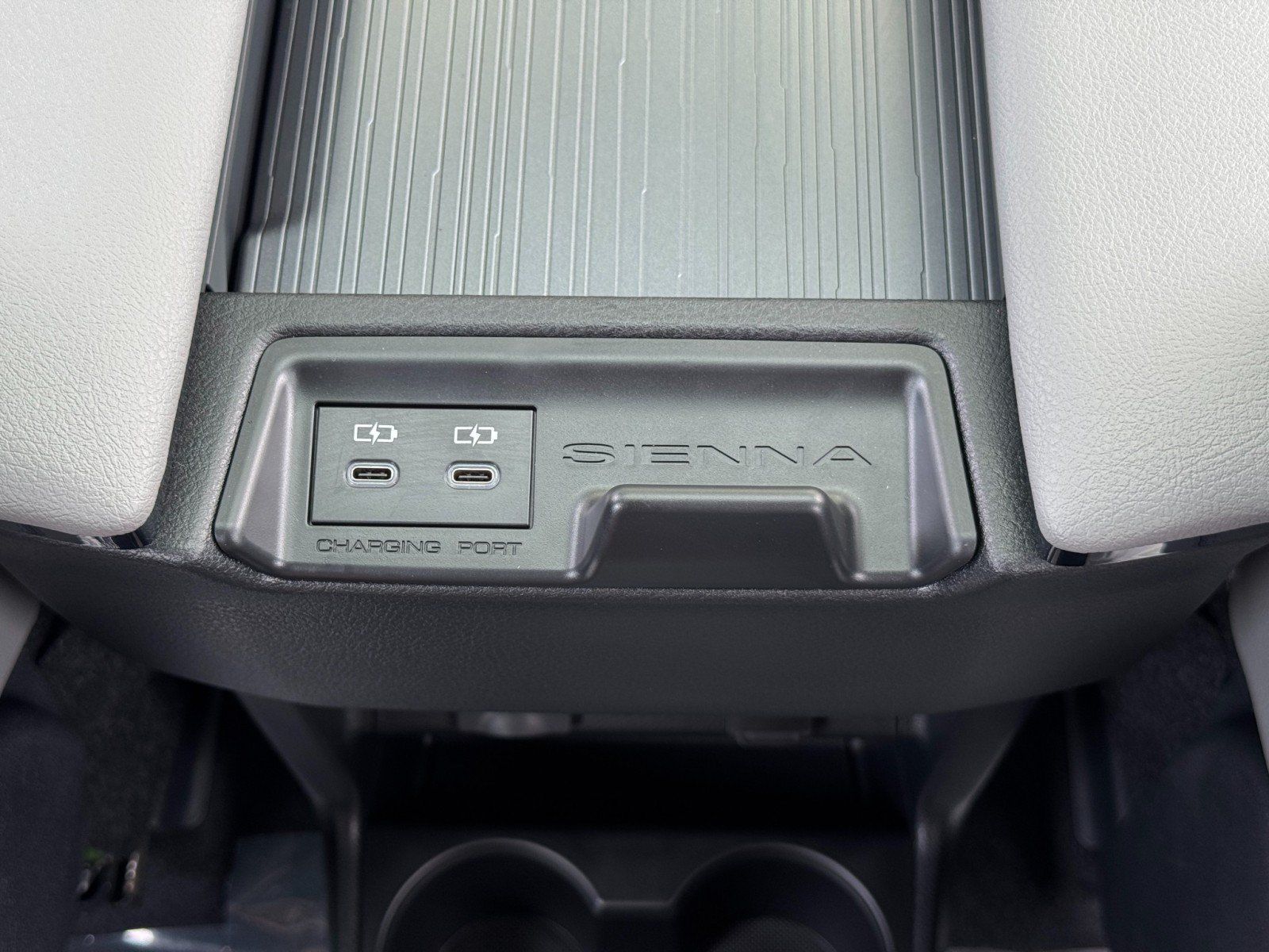 Used 2026 Toyota Sienna XLE FWD image 37
