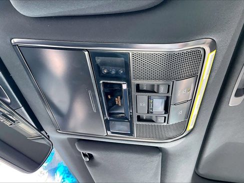 Used 2024 Lexus LX 600 4WD w/ Luxury Package image 32