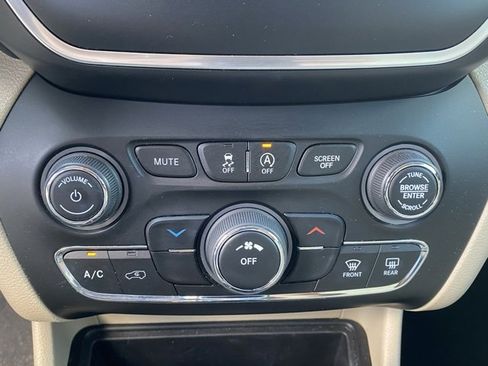 Used 2020 Jeep Cherokee Latitude image 16