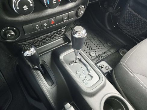 Used 2015 Jeep Wrangler Unlimited Sahara image 32