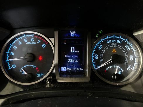 Used 2017 Toyota Tacoma SR5 w/ Tow Package AWD/4WD image 10