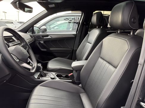 Used 2023 Volkswagen Tiguan SE R-Line image 6
