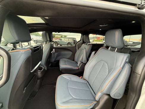 New 2027 Chrysler Pacifica Pinnacle w/ Theater Group FWD image 22