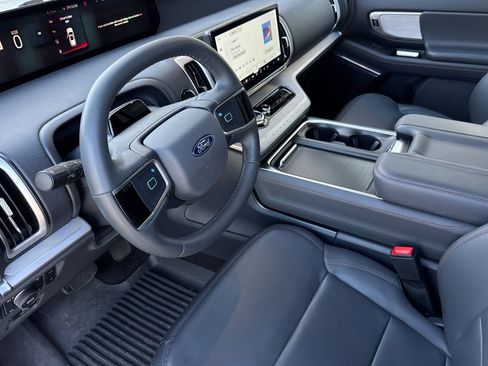 Used 2025 Ford Expedition Active image 10