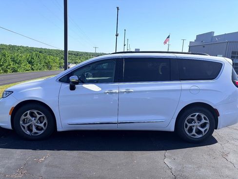Used 2023 Chrysler Pacifica Limited FWD image 2