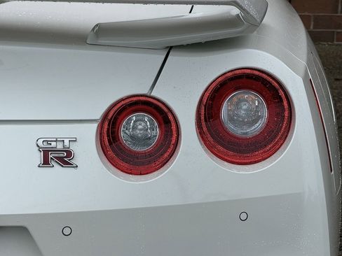 Used 2024 Nissan GT-R Premium w/ Premium Interior Package image 27