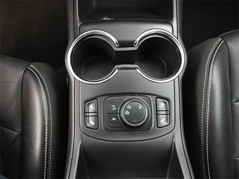 Used 2024 GMC Terrain SLT image 24