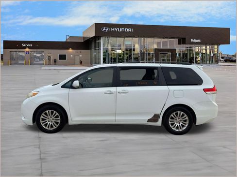 Used 2011 Toyota Sienna XLE w/ XLE Navigation Pkg FWD image 2