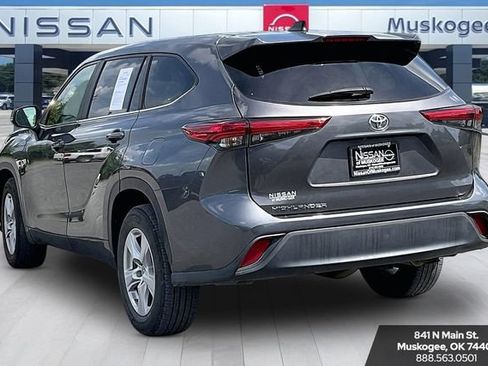 Used 2023 Toyota Highlander L FWD image 4